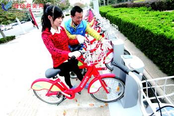 工作人員指導(dǎo)市民取車。記者 張馳