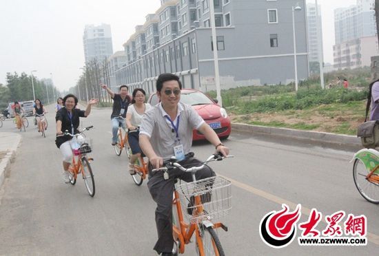 記者們騎上公共自行車，感受到城市公共自行車的便捷和樂趣。 記者 郭豪 攝。