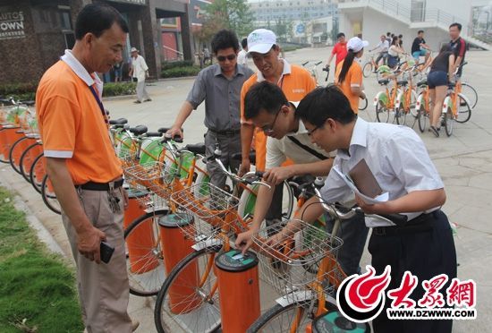 采訪團(tuán)記者做好準(zhǔn)備體驗(yàn)公共自行車。 記者 郭豪 攝。
