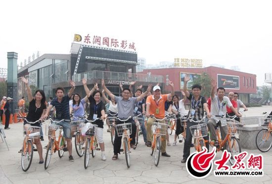 采訪團(tuán)記者做好準(zhǔn)備體驗(yàn)公共自行車。 記者 郭豪 攝。